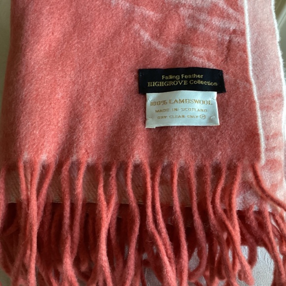 Lambswool Made in Scotland Falling Feather fringed  soft color peach 72 in x 14 - Picture 7 of 7